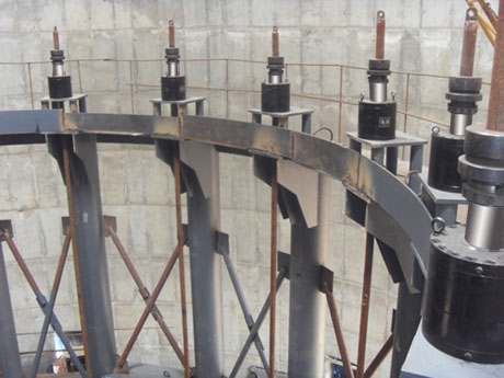 松卡式液壓千斤頂施工現場